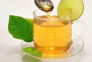 Tự chế nước tẩy trang an toàn, không tốn kém từ trà xanh